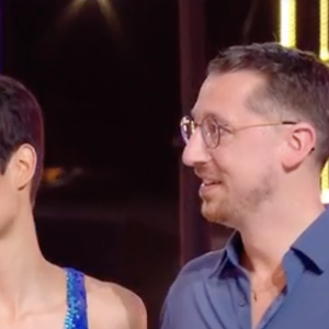 Pourtant, toutes les jeunes femmes n'ont pas eu à subir cette fatalité. Présent sur le plateau de "Danse avec les stars" le 21 mars 2025, Simon, le chéri d'Eve Gilles, était le danseur mystère qui s'est invité lors de sa prestation, une danse contemporaine sur la chanson All by Myself de Céline Dion. 

DALS, 21 mars 2025, TF1