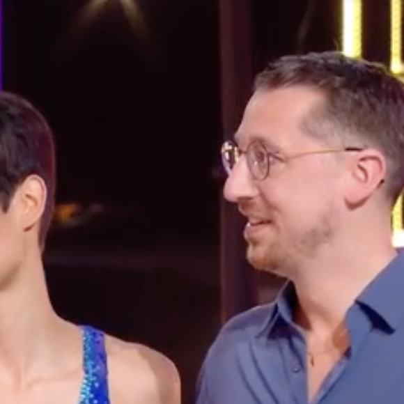 Pourtant, toutes les jeunes femmes n'ont pas eu à subir cette fatalité. Présent sur le plateau de "Danse avec les stars" le 21 mars 2025, Simon, le chéri d'Eve Gilles, était le danseur mystère qui s'est invité lors de sa prestation, une danse contemporaine sur la chanson All by Myself de Céline Dion. 

DALS, 21 mars 2025, TF1