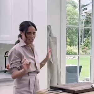 Elle y rajoute son quotidien en Californie, entre cuisine, jardinage et art de vivre.


Meghan Markle dans le teaser de son show,  "With Love, Meghan"

Photo par JLPPA / Bestimage 
Diffusée sur Duchess of Sussex / Instagram