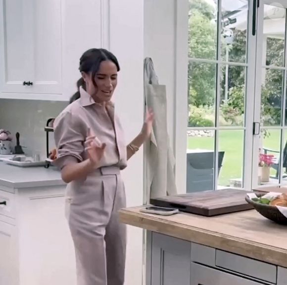 Elle y rajoute son quotidien en Californie, entre cuisine, jardinage et art de vivre.


Meghan Markle dans le teaser de son show,  "With Love, Meghan"

Photo par JLPPA / Bestimage 
Diffusée sur Duchess of Sussex / Instagram