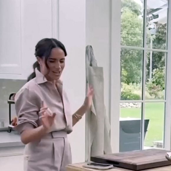 Elle y rajoute son quotidien en Californie, entre cuisine, jardinage et art de vivre.


Meghan Markle dans le teaser de son show,  "With Love, Meghan"

Photo par JLPPA / Bestimage 
Diffusée sur Duchess of Sussex / Instagram
