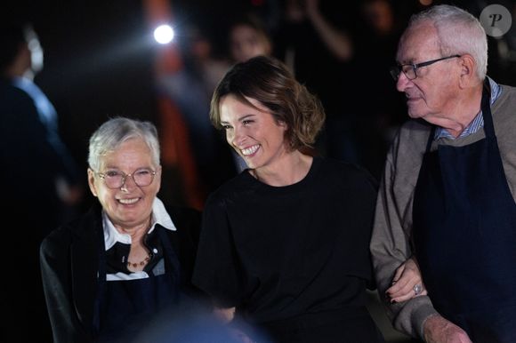 Exclusif - Isabelle Ithurburu, ses parents Marie Madeleine, Auguste - Backstage avec les artistes pour les surprises de l'enregistrement de l'émission "La chanson secrète N°14", présentée par N.Aliagas et diffusée le 26 décembre sur TF1, à Paris, France, le 9 décembre 2025. © Jacovides-Moreau/Bestimage