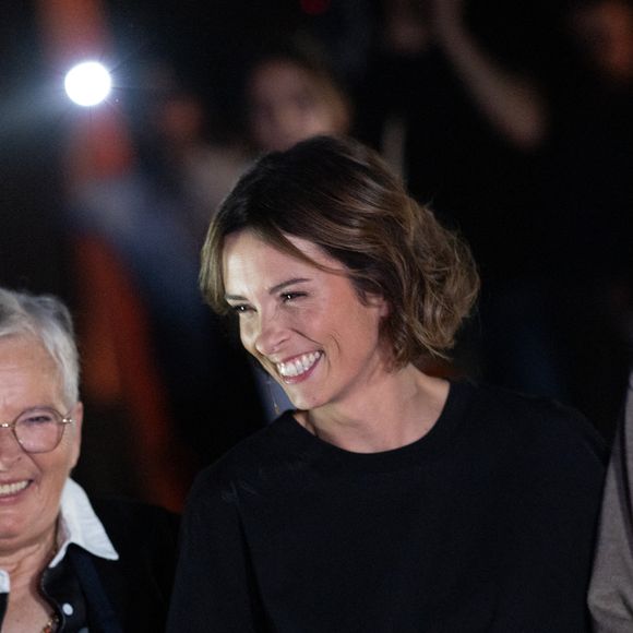 Exclusif - Isabelle Ithurburu, ses parents Marie Madeleine, Auguste - Backstage avec les artistes pour les surprises de l'enregistrement de l'émission "La chanson secrète N°14", présentée par N.Aliagas et diffusée le 26 décembre sur TF1, à Paris, France, le 9 décembre 2025. © Jacovides-Moreau/Bestimage