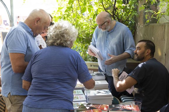 Exclusif - Cyril Lignac - Séance de dédicaces "Les plumes de Ramatuelle" au café de l'Ormeau en marge du 41ème Festival de Ramatuelle le 7 aout 2025. © Cyril Bruneau / Festival de Ramatuelle / Bestimage