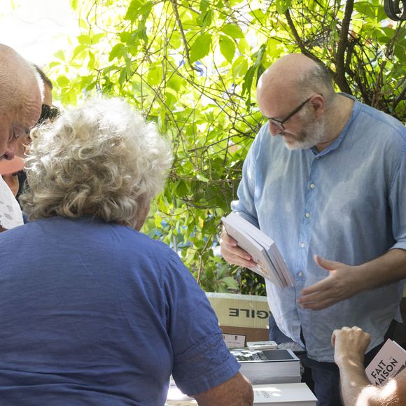 Exclusif - Cyril Lignac - Séance de dédicaces "Les plumes de Ramatuelle" au café de l'Ormeau en marge du 41ème Festival de Ramatuelle le 7 aout 2025. © Cyril Bruneau / Festival de Ramatuelle / Bestimage
