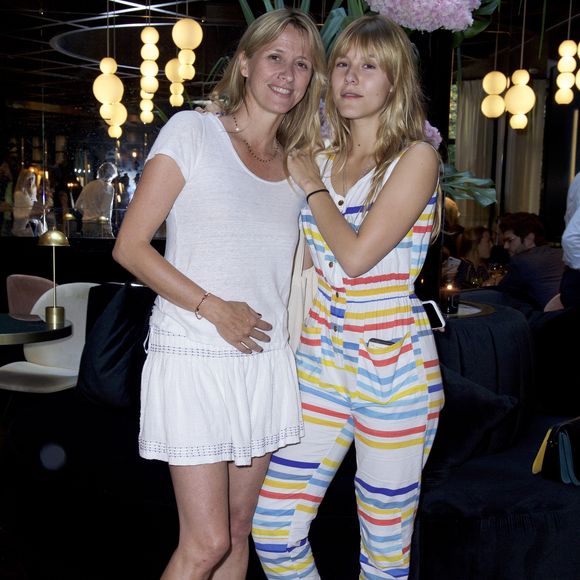 Exclusif - Sarah Lavoine et sa fille Yasmine Lavoine à la soirée d'été sur la terrasse "Secrète" du restaurant du Roch Hotel & Spa à Paris, le 20 juin 2018.

Photo : Julio Piatti / Bestimage