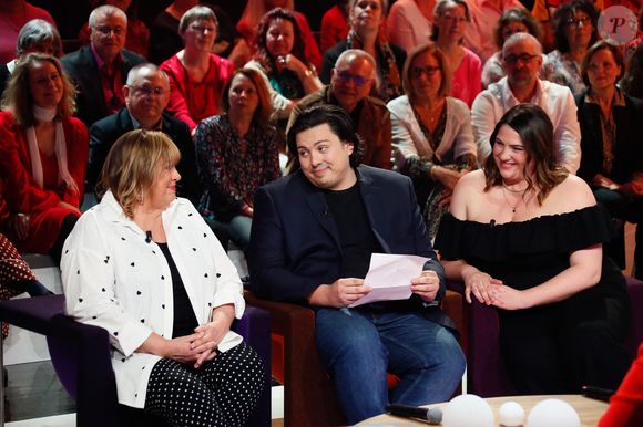 Exclusif - Michèle Bernier et ses enfants Charlotte et Enzo Gaccio lors de l'enregistrement de l'émission "Famille je vous aime" présentée par M. Drucker et qui sera diffusée le 13 juin 2025 sur France 3, aux Studios rive gauche à Paris, France, le 14 avril 2025. © Clovis-Gaffiot/Bestimage
Tout au long de sa carrière, Michel Drucker a interviewé les parents de ses invités pour comprendre leur parcours. Il a tissé des liens avec chacune de leur famille. Voilà comment est née l'idée de " Famille je vous aime ".

Cette émission diffusée en prime time sur France 3, entre la Fête des Mères et la Fête des Pères, a pour thème principal la transmission.

La famille a toujours inspiré les artistes que ce soit en chanson ou en humour. Gad Elmaleh, le parrain de cette première émission sera accompagné de Régine et David, ses parents. Il y aura également Dany Brillant, Anne Roumanoff, Roman Doduick et leur maman, Michèle Bernier, Laurent Voulzy, Gérard Lanvin, Louis Chedid, Michel et Beatrice Leeb et leurs enfants, mais aussi David Hallyday et Olivier de Benoist dont les récents spectacles abordent ce sujet.

Entre émotion et fous rires, nous n'avons pas fini d'aimer ces drôles de Familles !
