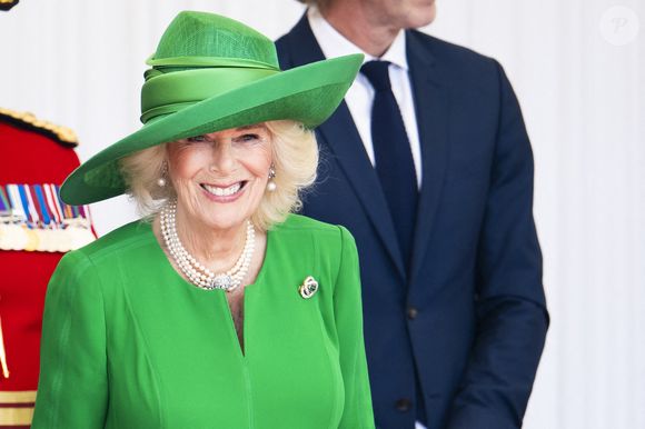 La reine Camilla et le roi Charles III lors d'une cérémonie d'accueil à Datchet Road à Windsor, à l'ouest de Londres, au Royaume-Uni, le 8 juillet 2025, avant une visite d'État de trois jours du président français et de son épouse. Photo by Eliot Blondet/ABACAPRESS.COM