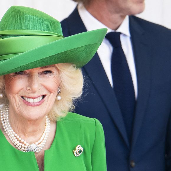 La reine Camilla et le roi Charles III lors d'une cérémonie d'accueil à Datchet Road à Windsor, à l'ouest de Londres, au Royaume-Uni, le 8 juillet 2025, avant une visite d'État de trois jours du président français et de son épouse. Photo by Eliot Blondet/ABACAPRESS.COM