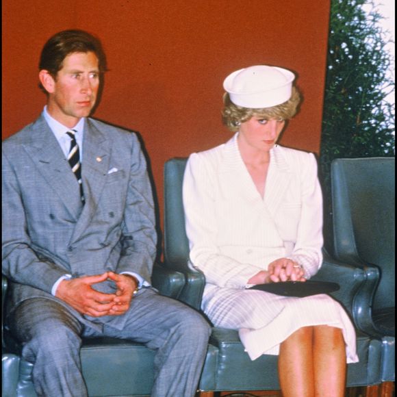Charles va donc se tourner vers Diana mais reste lié à Camilla, malgré les apparences officielles.



Charles et Lady Diana 31/10/1985 © Lionel Cherruault / Bestimage