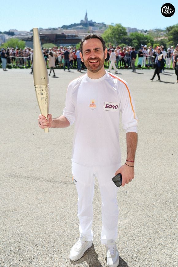Camille Combal avec la torche lors de la première étape du relais de la flamme olympique à Marseille, France, le 9 mai 2024. © Dominique Jacovides/Bestimage