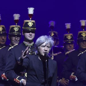 Sur les photos que des spectateurs ont partagé sur les réseaux sociaux, on voit le petit garçon, un casque anti-bruit vissé sur les oreilles et affublé d'un maillot de l'Olympique lyonnais, accompagner son père en s'apprêtant à taper sur un bidon !

Nicola Sirkis lors du concert caritatif "Sentinelles d'un soir" au profit de l'association Bleuet de France à la salle Pleyel à Paris le 30 mai 2024. © Jack Tribeca / Bestimage