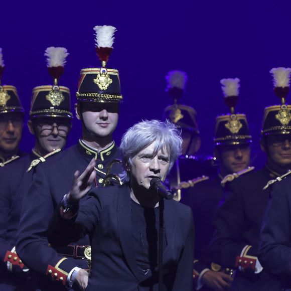 Sur les photos que des spectateurs ont partagé sur les réseaux sociaux, on voit le petit garçon, un casque anti-bruit vissé sur les oreilles et affublé d'un maillot de l'Olympique lyonnais, accompagner son père en s'apprêtant à taper sur un bidon !

Nicola Sirkis lors du concert caritatif "Sentinelles d'un soir" au profit de l'association Bleuet de France à la salle Pleyel à Paris le 30 mai 2024. © Jack Tribeca / Bestimage