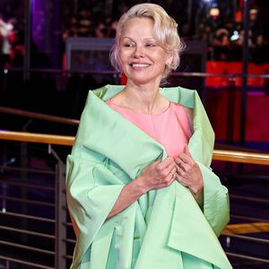 Passionnée par les matériaux naturels et les brocantes, l'actrice a puisé son inspiration dans les souvenirs de la demeure de sa grand-mère. 

Pamela Anderson à la première du film "Rosebush Pruning" lors de la 76ème édition du festival international du film de Berlin (La Berlinale 2026), le 14 février 2026. Action Press / Bestimage