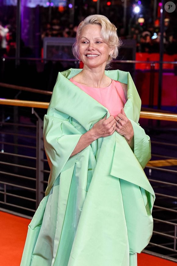 Passionnée par les matériaux naturels et les brocantes, l'actrice a puisé son inspiration dans les souvenirs de la demeure de sa grand-mère. 

Pamela Anderson à la première du film "Rosebush Pruning" lors de la 76ème édition du festival international du film de Berlin (La Berlinale 2026), le 14 février 2026. Action Press / Bestimage