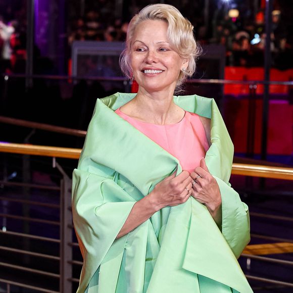 Passionnée par les matériaux naturels et les brocantes, l'actrice a puisé son inspiration dans les souvenirs de la demeure de sa grand-mère. 

Pamela Anderson à la première du film "Rosebush Pruning" lors de la 76ème édition du festival international du film de Berlin (La Berlinale 2026), le 14 février 2026. Action Press / Bestimage