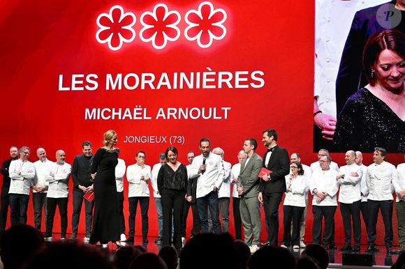 Le chef Michaël Arnoult avec sa femme Ingrid, récompensé avec une troisème étoile pour son restaurant "Les Morainières" entourés par tous les chefs triplement étoilés de France et Monaco - Cérémonie des remises des Etoiles Michelin 2026 au Grimaldi Forum à Monaco le 16 mars 2026. 1 étoile, 7 nouveaux 2 étoiles et 1 nouveau 3 étoiles pour l'édition 2026 © Bruno Bebert/Bestimage