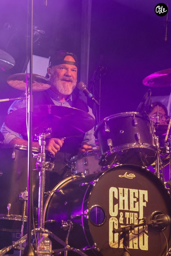Également passionné de sport, ancien pratiquant de rugby et de boxe, Philippe Etchebest semble décidément à l'aise partout.

Le groupe "Chef & The Gang" du chef Philippe Etchebest en concert au profit des sinistrés des incendies en Gironde, en lien avec le Secours Populaire Français et organisé par Marc Dalla Samba, lui-même lourdement touché par les incendies, le 30 août 2026 à Lacanau-Océan en Gironde ©Jean-Marc LHOMER/Bestimage