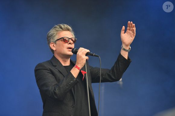Benjamin Biolay est actuellement en tournée dans toute la France pour son album "Le Disque bleu".

Benjamin Biolay se produit lors du festival Fnac Live 2023 à Paris, France, le 29 juin 2023. 

Photo : Christophe Meng / Bestimage