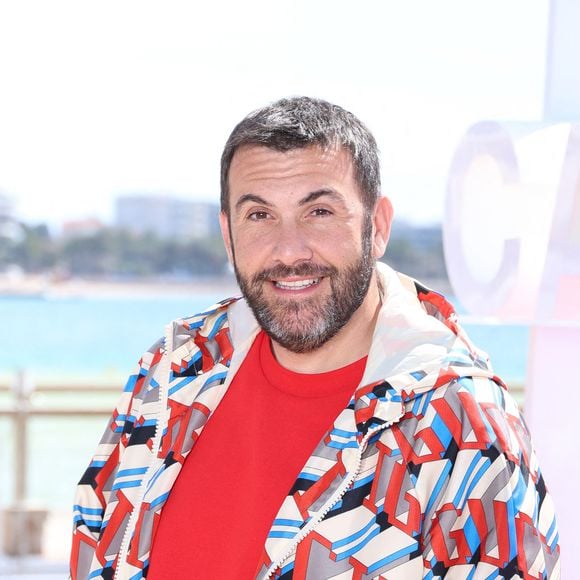 C'est sans aucun doute l'une des séries françaises les plus populaires du petit écran : depuis deux décennies maintenant, "Camping Paradis" fait les beaux de TF1. 

Laurent Ournac sur la plage du Majestic lors de la 7eme saison de 'CanneSeries' à Cannes.

Denis Guignebourg/BestImage | 00656381