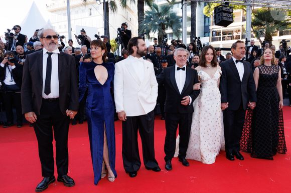 Juste avant la cérémonie d'ouverture orchestrée cette année par Eye Haïdara, une première montée des marches a eu lieu avec en invités d'honneur les acteurs de "La vénus éléctrique", premier film présenté.

Gustave de Kervern, Vimala Pons, Pio Marmaï, Pierre Salvadori, Anaïs Demoustier, Gilles Lellouche, Madeleine Baudot - Montée des marches du film " La vénus électrique " pour la cérémonie d'ouverture du 79ème Festival International du Film de Cannes, le 12 mai 2026. © Jacovides-Moreau /Bestimage