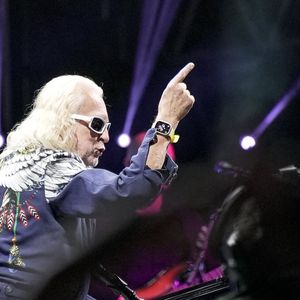 Le chanteur de 80 ans repart en tournée européenne ce jeudi 3 avril 2025. 

Michel Polnareff en concert lors du festival du Printemps de Pérouge au Château de Saint-Exupéry à Saint-Maurice de Rémens. Le 28 juin 2023

© Sandrine Thesillat / Panoramic / Bestimage