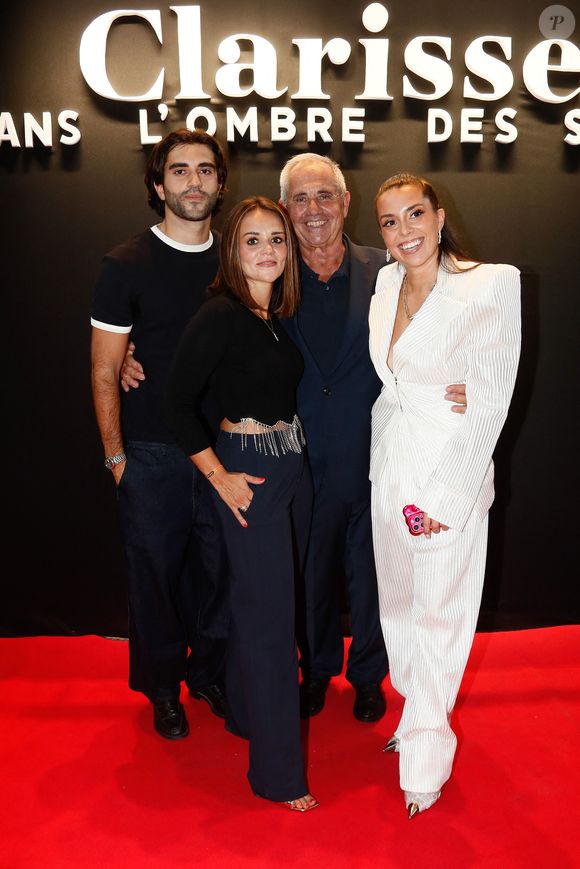 Il s'agit d'un docu-réalité durant lequel on suit le quotidien de celle qui est à la tête de "Ginger & Limon", agence de communication et d'image.

Exclusif - Clarisse Castan entourée de son frère François, de sa soeur Clémence, et de son père Francis - Avant-première du docu-série "Clarisse, dans l'ombre des stars" produit par Mediawan et porté par Clarisse Castan et qui sera diffusé sur 6Ter et Netflix en fin de mois au siège social de Médiawan à Paris, France, le 01 juillet 2025. © Christophe Clovis / Bestimage
