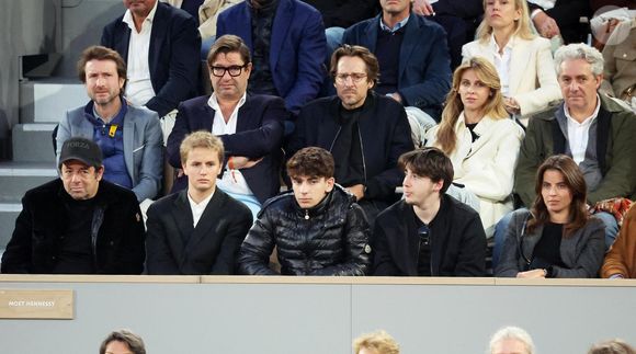 Ophélie Meunier et son mari Mathieu Vergne, Patrick Bruel et ses fils Léon et Oscar, Clémence Cherier dans les tribunes des Internationaux de France de tennis de Roland Garros 2024 à Paris, France, le 2 juin 2024. © Jacovides-Moreau/Bestimage