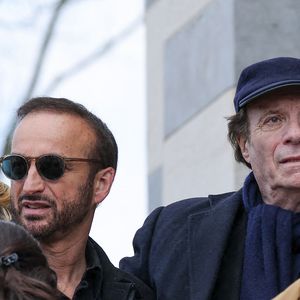 Le veuf Michel Ferracci et Daniel Russo aux arrivées des obsèques d'Emilie Dequenne au cimetière Père Lachaise à Paris, France, le 26 mars 2025. © Cyril Moreau/Bestimage
