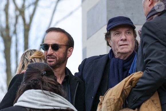 Le veuf Michel Ferracci et Daniel Russo aux arrivées des obsèques d'Emilie Dequenne au cimetière Père Lachaise à Paris, France, le 26 mars 2025. © Cyril Moreau/Bestimage