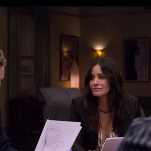 Les bénéfices de cette vente seront reversés à la Fondation Matthew Perry, créée après sa disparition pour venir en aide aux personnes souffrant d’addictions. Très engagé sur ce sujet, l’acteur avait parlé publiquement de ses propres combats contre la dépendance et souhaitait utiliser sa notoriété pour aider ceux qui traversent les mêmes épreuves.


James Corden présente l'émission spéciale "Friends The Reunion" du casting de l'emblématique série "Friends", avec Jennifer Aniston, Courteney Cox, Lisa Kudrow, Matt LeBlanc, Matthew Perry, David Schwimmer et une invitée spéciale Lady Gaga.