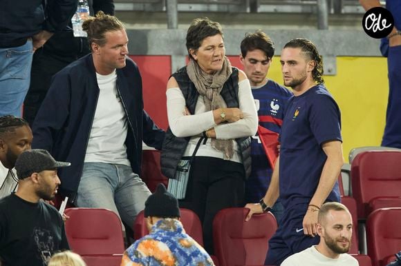 La famille a fondé une société civile immobilière au nom on ne peut plus évocateur : MADAME MERE HOLDING. 

Adrien Rabiot et sa mère Véronique Rabiot - Célébrités dans les tribunes du match du groupe D de l'Euro 2024 opposant l'équipe de France à l'Autriche (1-0) à Düsseldorf, en Allemagne, le 17 juin 2024. © Cyril Moreau/Bestimage