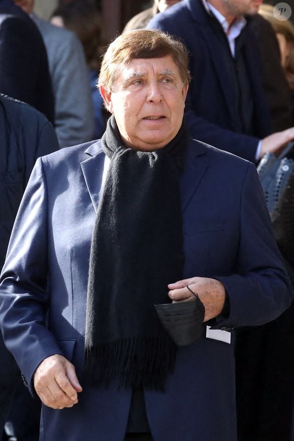 "Ici, on n'est pas dérangé par le bruit, sauf celui des vagues", plaisantait-il auprès des journalistes qui présentaient la maison de l'animateur comme "une somptueuse villa baignée dans la lumière aveuglante de la mer Méditerranée". 

Jean-Pierre Foucault - Sorties des obsèques de Etienne Mougeotte en l'église Saint-François-Xavier à Paris. Le 13 octobre 2021
© Jacovides-Clovis / Bestimage