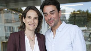 Julian Bugier et sa femme Claire Fournier loin de Paris, leur séjour dans une belle station balnéaire du Sud-Ouest