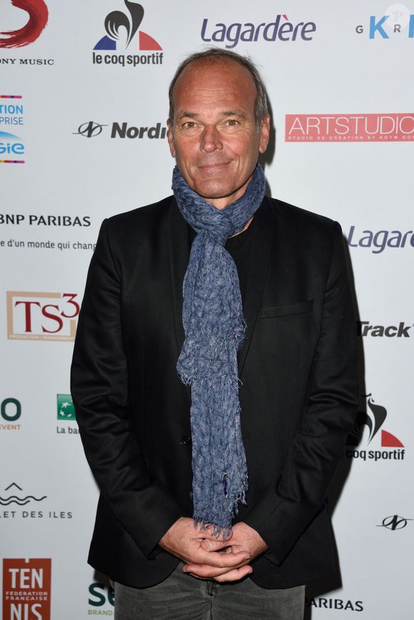 “Je perdais mes cheveux, donc je me suis rasé une fois pour voir et je n’avais pas la gueule de Bruce Willis”, a-t-il déclaré de manière très honnête dans l'émission "50' Inside" sur TF1 samedi 3 janvier 2026.. 

Laurent Baffie assiste au gala de l'association Fete Le Mur de Yannick Noah a Paris, France le 9 novembre 2016. Photo by Alban Wyters/ABACAPRESS.COM