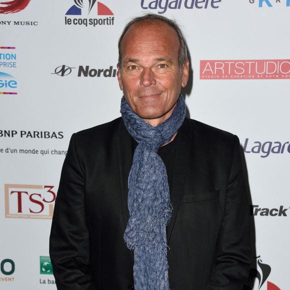 “Je perdais mes cheveux, donc je me suis rasé une fois pour voir et je n’avais pas la gueule de Bruce Willis”, a-t-il déclaré de manière très honnête dans l'émission "50' Inside" sur TF1 samedi 3 janvier 2026.. 

Laurent Baffie assiste au gala de l'association Fete Le Mur de Yannick Noah a Paris, France le 9 novembre 2016. Photo by Alban Wyters/ABACAPRESS.COM