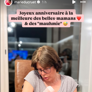 Marie Ducruet a dévoilé une photo de sa belle-mère Stéphanie de Monaco en train de donner le biberon à sa petit-fille sur Instagram le jour de ses 60 ans.
Crédit : Instagram/marieducruet