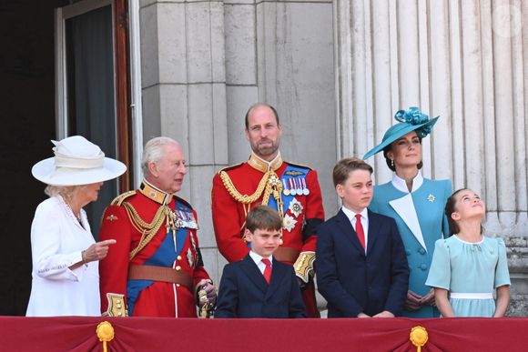Le roi Charles III d'Angleterre et Camilla Parker Bowles, reine consort d'Angleterre, Le prince Louis de Galles, Le prince George de Galles, Le prince William, prince de Galles, Catherine (Kate) Middleton, princesse de Galles, La princesse Charlotte de Galles - Les membres de la famille royale britannique au balcon de Buckingham Palace lors de la cérémonie Trooping the Colour à Londres, le 14 juin 2025. Affecté par le crash du Boeing 787 Dreamliner à Ahmedabad du 12 juin, le souverain et les officiels porteront un brassard noir en hommage aux plus de 270 victimes. Bon nombre d'elles étaient des ressortissants britanniques. 
© Goff Inf / Bestimage