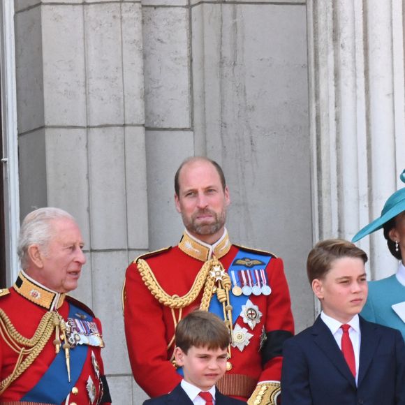 Le roi Charles III d'Angleterre et Camilla Parker Bowles, reine consort d'Angleterre, Le prince Louis de Galles, Le prince George de Galles, Le prince William, prince de Galles, Catherine (Kate) Middleton, princesse de Galles, La princesse Charlotte de Galles - Les membres de la famille royale britannique au balcon de Buckingham Palace lors de la cérémonie Trooping the Colour à Londres, le 14 juin 2025. Affecté par le crash du Boeing 787 Dreamliner à Ahmedabad du 12 juin, le souverain et les officiels porteront un brassard noir en hommage aux plus de 270 victimes. Bon nombre d'elles étaient des ressortissants britanniques. 
© Goff Inf / Bestimage