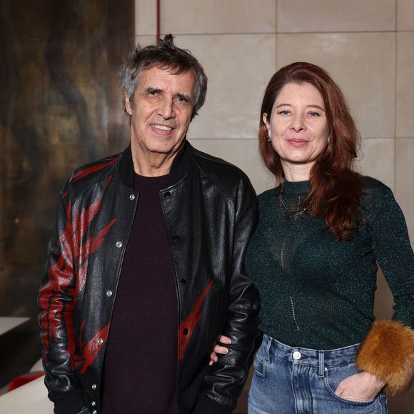 Julien Clerc a révélé qu’ils se vouvoient toujours, une habitude qu’ils ont gardée depuis le début de leur relation.

Julien Clerc et sa femme Helene Gremillon lors de la nomination de Stéphane Bern comme Pape du Patrimoine lors de la Saint Clément au restaurant Alain Ducasse Baccarat, à Paris, France, le 20 novembre 2025. © Denis Guignebourg/Bestimage