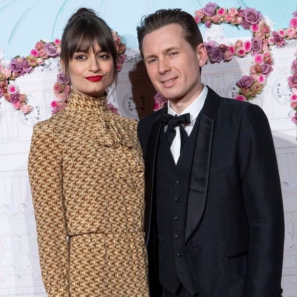 Situé dans le 9e arrondissement, ce logement est devenu un cocon familial depuis qu’elle l’a choisi précipitamment en apprenant sa grossesse. 

Clara Luciani et son compagnon Alex Kapranos - Photocall du 40ème Gala de Charité AROP (Association pour le Rayonnement de l'Opéra de Paris) à l'Opera Garnier à Paris le 27 février 2020. © Pierre Perusseau/Bestimage