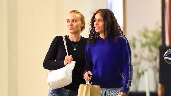 Lily-Rose Depp, toujours aussi amoureuse de sa compagne, elles se sont offert un dîner ensemble à Los Angeles