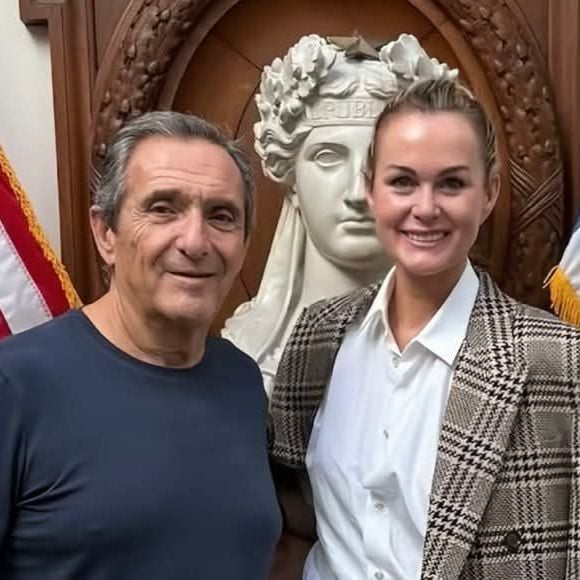 Laeticia Hallyday et Serge Varsano ont profité d’un séjour romantique à Courchevel.

Serge Varsano et Laeticia Hallyday @Instagram