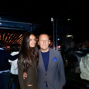 Jean Roch et sa femme, Anaïs Monory - J.Roch a reçu ses amis pour fêter la fermeture de son célèbre club privé, "VIP Room" à Saint-Tropez, après 29 ans d'existence, le 5 avril 2026. Après un dernier week-end de fête, du 3 au 5 avril 2026, le célèbre établissement sera remplacé par le "Lilly's Club".
© Luc Boutria / Nice Matin / Bestimage