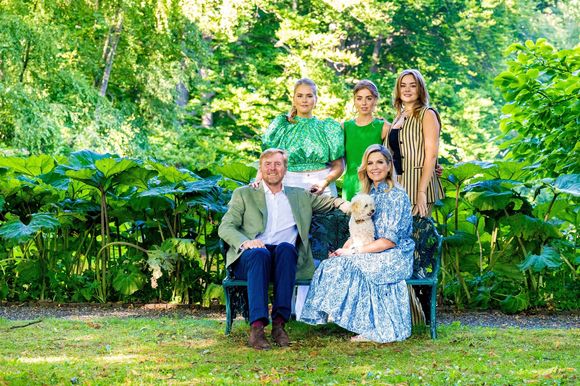 Le roi Willem-Alexander, la reine Maxima, la princesse Amalia, la princesse Alexia, la princesse Ariane et leur chien Mambo posent lors de la séance photo annuelle d'été au palais Huis Ten Bosch à La Haye. Photo by Backgrid USA / Bestimage