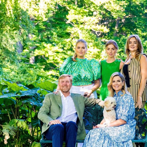Le roi Willem-Alexander, la reine Maxima, la princesse Amalia, la princesse Alexia, la princesse Ariane et leur chien Mambo posent lors de la séance photo annuelle d'été au palais Huis Ten Bosch à La Haye. Photo by Backgrid USA / Bestimage