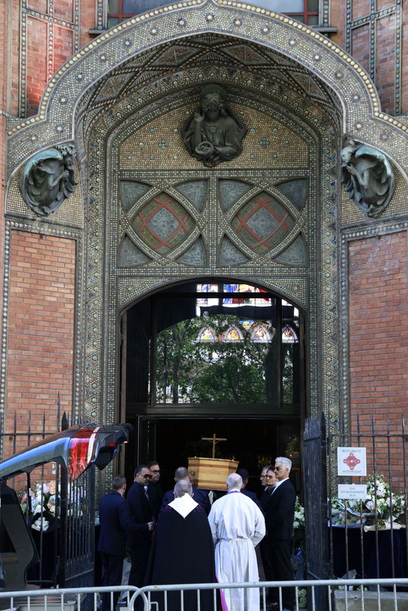 Arrivées aux obsèques de Nadia Farès en l'église Saint-Jean-de-Montmartre à Paris, le 24 avril 2026. N.Farès est décédée le 17 avril 2026 quelques jours après un "incident cardiaque" survenu le 12 avril 2026 dans la piscine du complexe sportif, Blanche (9ème).