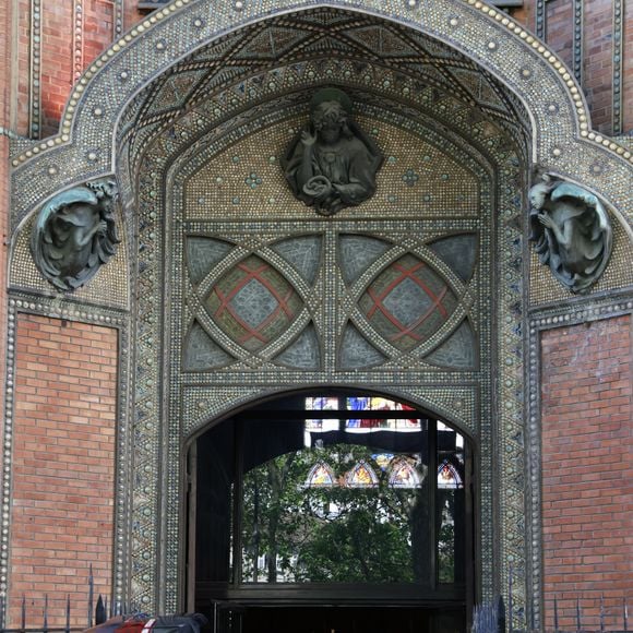 Arrivées aux obsèques de Nadia Farès en l'église Saint-Jean-de-Montmartre à Paris, le 24 avril 2026. N.Farès est décédée le 17 avril 2026 quelques jours après un "incident cardiaque" survenu le 12 avril 2026 dans la piscine du complexe sportif, Blanche (9ème).