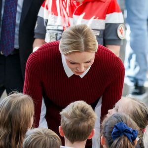 La princesse Charlène de Monaco au Grimaldi Forum, accompagnée du champion monégasque de descente en apnée, Pierre Frolla, et la nouvelle directrice de sa Fondation Mme Anne Boggio, pour accueillir tous les élèves de Cours Préparatoire (CP) de Monaco (316 enfants) pour une matinée de sensibilisation à la prévention de la noyade à Monaco, le 28 novembre 2025. Claudia Albuquerque/Bestimage
