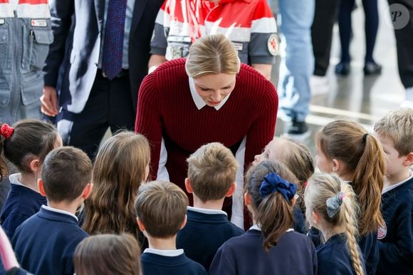 La princesse Charlène de Monaco au Grimaldi Forum, accompagnée du champion monégasque de descente en apnée, Pierre Frolla, et la nouvelle directrice de sa Fondation Mme Anne Boggio, pour accueillir tous les élèves de Cours Préparatoire (CP) de Monaco (316 enfants) pour une matinée de sensibilisation à la prévention de la noyade à Monaco, le 28 novembre 2025. Claudia Albuquerque/Bestimage